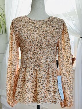 NWT! Lumiere feminine Floral Print Smocked Peplum Top. 
Size: Small